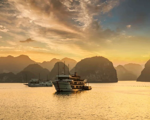 vietnam-sunset-over-the-islands-of-halong-bay-in-northern